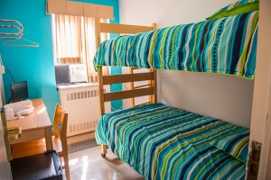 Dřevěná patrová postel