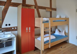 Jednoduchá patrová postel